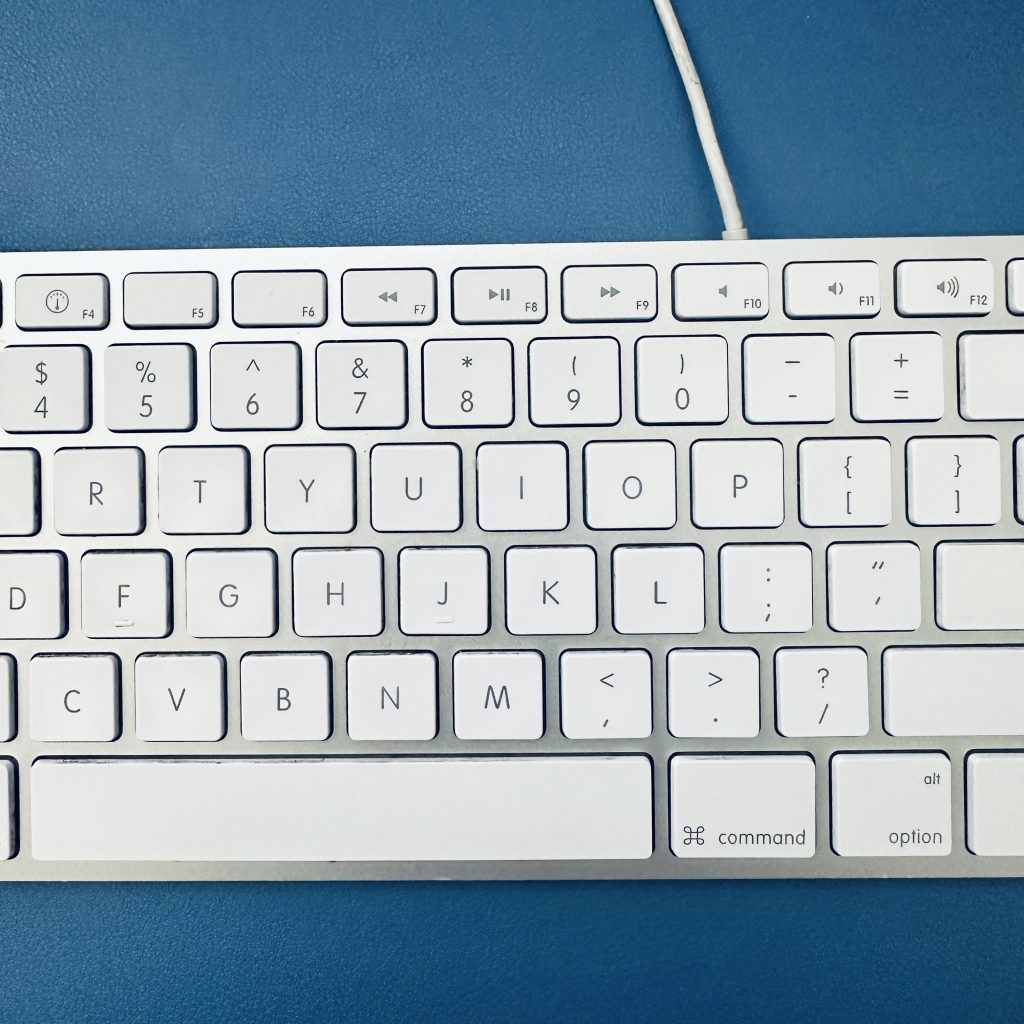 A very old Apple A1234 wired keyboard.